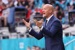 Huấn luyện viên đội tuyển Hungary Marco Rossi chỉ đạo các học trò trong trận gặp đội tuyển Pháp. (Ảnh: AFP/TTXVN)