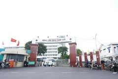 Bệnh viện Bệnh nhiệt đới Thành phố Hồ Chí Minh tạm thời phong tỏa để tiến hành truy xuất, điều tra dịch tễ. (Ảnh: Thu Hương/TTXVN)