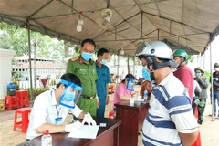 Các chốt kiểm soát dịch COVID-19 tại các bến đò ngang trên địa bàn thành phố Cần Thơ. (Ảnh: Ánh Tuyết/TTXVN)