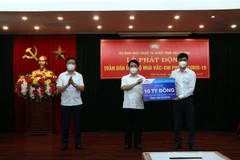 Công ty Cổ phần Tập đoàn Hòa Phát ủng hộ 10 tỷ đồng cho quỹ vaccine phòng COVID-19 của tỉnh Hải Dương. (Ảnh: Mạnh Tú/TTXVN)