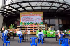 Lễ khai trương chương trình Siêu thị nghĩa tình Thủ Đức và chương trình đi chợ giúp dân mùa COVID-19. (Ảnh: TTXVN phát)