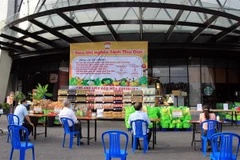 Lễ khai trương chương trình Siêu thị nghĩa tình Thủ Đức và chương trình đi chợ giúp dân mùa COVID-19. (Ảnh: TTXVN phát)