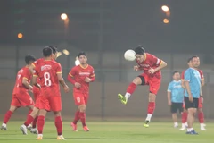 Tiền vệ Xuân Trường trong bài tập đánh đầu. (Ảnh: Hoàng Linh/TTXVN)