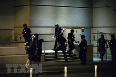 Cảnh sát được triển khai để giải tán người biểu tình tại thành phố Portland, bang Oregon, Mỹ. (Ảnh: AFP/TTXVN)