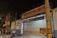 Ngay trong đêm, Phòng khám đa khoa Châu Thành ở thành phố Thủ Dầu Một, tỉnh Bình Dương bị phong tỏa do liên quan đến ca mắc COVID-19. (Ảnh: TTXVN phát)