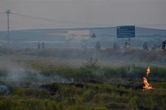 Hà Nội ô nhiễm không khí nặng nề vì nông dân đốt rơm rạ tràn lan