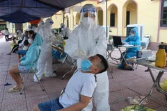 Người dân lấy mẫu xét nghiệm tại xã Mão Điền, huyện Thuận Thành, Bắc Ninh. (Ảnh: Thanh Thương/TTXVN)