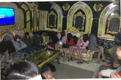 Bên trong quán karaoke Victory có 2 phòng hoạt động với khoảng 22 khách, quán karaoke Điểm Hẹn có khoảng 20 khách và nhân viên phục vụ. (Ảnh: TTXVN)