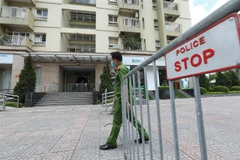 Lực lượng chức năng lập hàng rào, phong toả tạm thời toà N03A khu đô thị mới Sài Đồng, phường Phúc Đồng, quận Long Biên, Hà Nội. (Ảnh: Minh Quyết/TTXVN)