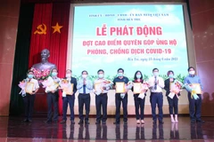 Tiếp nhận đăng ký ủng hộ quỹ phòng chống COVID-19 tại Bến Tre. (Ảnh: Huỳnh Phúc Hậu/TTXVN)