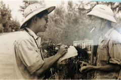 Nhà báo Nguyễn Chính (bên trái) trên đường đi công tác vào Khu 4, năm 1968. (Ảnh: Vietnam+)