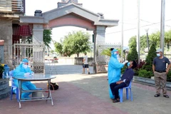 Lực lượng y tế lấy mẫu xét nghiệm tại nhà thờ xứ Lộc Thủy thôn Đông Hà 2 xã Thạch Long huyện Thạch Hà, tỉnh Hà Tĩnh. (Ảnh: Công Tường/TTXVN)