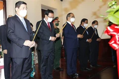 Các đồng chí lãnh đạo Thành phố Hồ Chí Minh dành một phút mặc niệm tưởng nhớ đến Chủ tịch Hồ Chí Minh. (Ảnh: Thanh Vũ/TTXVN)