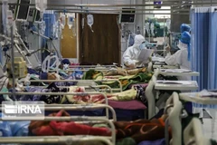 Điều trị cho bệnh nhân mắc COVID-19 tại Tehran, Iran. (Ảnh: IRNA/TTXVN)