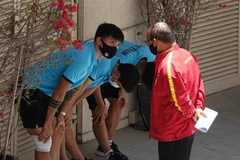 HLV Park Hang-seo trao đổi với các cầu thủ đội tuyển Việt Nam tại buổi tập nhẹ. (Ảnh: Hoàng Linh/TTXVN)