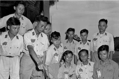 Hạ sỹ Phạm Ngọc Cương, lá cờ đầu trong phong trào thi đua chiến sỹ 'Ba nhất', Đại đội 3 (Sư đoàn 304) cùng các chiến sỹ 'Ba nhất' ôn tập bài mục trên sa bàn thao trường. (Ảnh: Đinh Quang Thành/TTXVN)