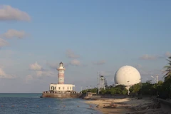 Hải đăng ở đảo Nam Yết cao 10m so với mực nước biển về phía Nam của đảo, có hình trụ màu trắng-đỏ-trắng nổi bật giữa khoảng xanh, được đưa vào sử dụng năm 2013.