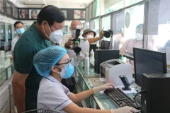 Thứ trưởng Bộ Y tế Đỗ Xuân Tuyên kiểm tra công tác phòng, chống dịch tại Bệnh viện đa khoa Thành phố Vinh, tỉnh Nghệ An. (Ảnh: Bích Huệ/TTXVN)