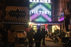 Tại thời điểm kiểm tra, phía bên ngoài của hai quán karaoke Vitory tắt đèn biển hiệu, kéo khoá cửa cuốn. (Ảnh: TTXVN)
