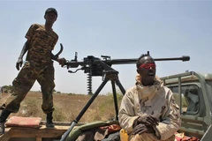 Binh sỹ Chính phủ Somalia tuần tra tại vùng Hạ Shabelle, gần thủ đô Mogadishu, nơi người dân tuần hành phản đối tổ chức khủng bố Al-Shabab. (Ảnh: AFP/TTXVN)