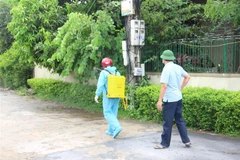Phun khử khuẩn khu vực nơi bệnh nhân COVID-19 tại Hà Tĩnh sinh sống. (Ảnh: Hoàng Ngà/TTXVN)