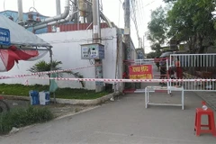 Đường vào đường Tân Phước Khánh 4, phường Tân Phước Khánh, thị xã Tân Uyên, tỉnh Bình Dương bi phong tỏa, người dân muốn đổi gas để nấu bữa ăn tối ngày 20/6/2021. (Ảnh: Chí Tưởng-Thanh Cường/TTXVN)