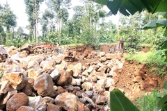 Bãi đất trống nơi khai thác đá trái phép. (Ảnh: Đất Việt/Vietnam+)