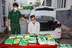 Đối tượng Võ Văn Hưng và tang vật tại cơ quan Công an. (Ảnh: TTXVN phát)