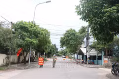 Khu vực phong tỏa tạm thời đường Phù Đổng Thiên Vương, thành phố Đông Hà ngày 10/5. (Ảnh: Nguyên Lý/TTXVN)