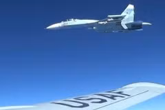 Chiến đấu cơ Nga Su-27 Flanker trong một lần đón chặn máy bay trinh sát Mỹ RC-135U trên biển Baltic. (Nguồn:Reuters)
