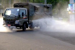 Xe hoán cải của Bộ chỉ huy Quân sự tỉnh thực hiện nhiệm vụ phun khử khuẩn Cloramin B 25% tại Bình Phước. (Ảnh: Đậu Tất Thành/TTXVN)