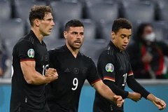 Trung vệ Leon Goretzka (trái) ghi bàn thắng san bằng tỷ số 2-2 cho đội tuyển Đức trong trận gặp Hungary. (Ảnh: AFP/TTXVN)