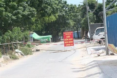 Lực lượng chức năng lập chốt chặn hướng đi vào Chợ đầu mối chợ Vinh. (Ảnh: Bích Huệ/TTXVN)