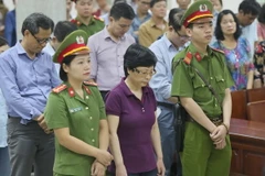 Bị cáo Châu Thị Thu Nga trước vành móng ngựa. (Ảnh: Doãn Tấn/TTXVN)