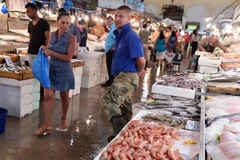 Người dân mua sắm tại một chợ hải sản ở Athens, Hy Lạp. (Nguồn: AFP/TTXVN)