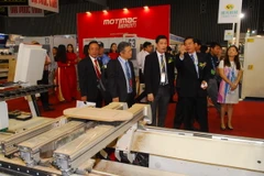 Các đại biểu tham quan VietnamWood 2017. (Ảnh: Hoàng Hải/Vietnam+)