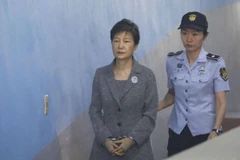 Cựu Tổng thống Hàn Quốc Park Geun-hye (trái) được áp giải tới Tòa án Quận trung tâm Seoul. (Nguồn: The Straits Time/TTXVN