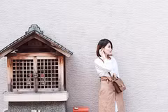Thảo Nhi thể hiện gu thời trang tinh tế với lựa chọn chân váy quấn mang tông màu beige nền nã.