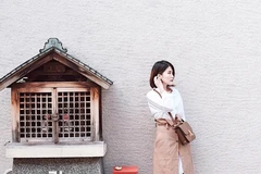 Thảo Nhi thể hiện gu thời trang tinh tế với lựa chọn chân váy quấn mang tông màu beige nền nã.