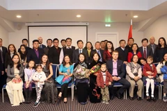 Phó Chủ tịch nước Đặng Thị Ngọc Thịnh với cán bộ, nhân viên Đại sứ quán Việt Nam tại Thụy Điển kiêm nhiệm Latvia và đại diện cộng đồng người Việt Nam tại Latvia. (Ảnh: Doãn Tấn/TTXVN)