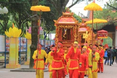 Đoàn rước tiến vào sân chùa Côn Sơn. (Ảnh: Mạnh Minh/TTXVN)