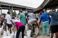 Người dân chuẩn bị những bao cát trước khi bão Nate đổ bộ vào New Orleans. (Nguồn: AFP/TTXVN)