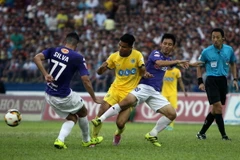 Pha tranh bóng giữa cầu thủ hai đội. (Ảnh: Thanh Tùng/TTXVN)