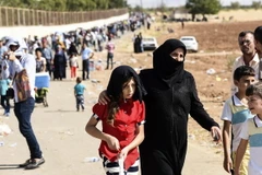 Người tị nạn Syria băng qua cửa khẩu Oncupinar để về quê nhà. (Nguồn: AFP/TTXVN)