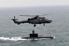 Trực thăng và tàu ngầm của Hàn Quốc tham gia cuộc diễn tập trên Hoàng Hải. (Nguồn: EPA/TTXVN)