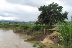 Dấu tích của một ngôi nhà vừa dòng sông nuốt chửng. (Ảnh: Anh Dũng/TTXVN)