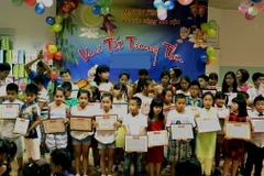Trao Giấy khen cho các em thiếu nhi nhân dịp Tết Trung Thu ở Séc. (Ảnh: Trần Quang Vinh/Vietnam+)
