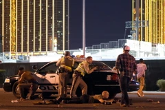 Cảnh sát thành phố Las Vegas phong tỏa bên ngoài Khách sạn và Sòng bạc Mandalay Bay sau vụ xả súng. (Nguồn: AFP/TTXVN)
