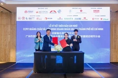 Đại diện CCPIT, ông Cao Hiểu Đông (trái), ký kết với đại diện Liên minh Doanh nhân, bà Katie Nguyễn (phải). (Nguồn: Vietnam+)