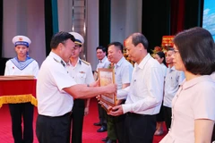 Ban biên tập Ảnh của TTXVN nhận Bằng khen của Quân chủng Hải quân. (Ảnh: Trọng Đức/TTXVN)